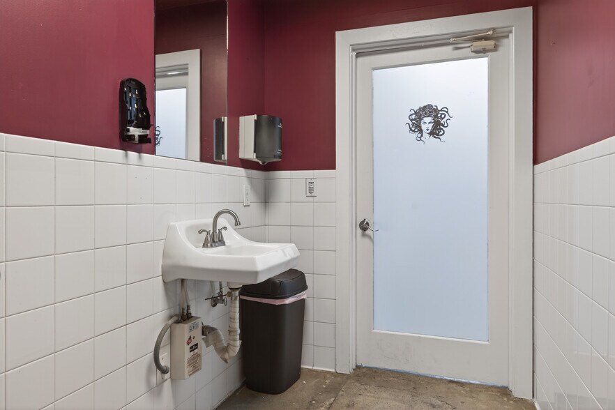 More Photos Of 1895 E Main St, Ventura General Retail For Sale