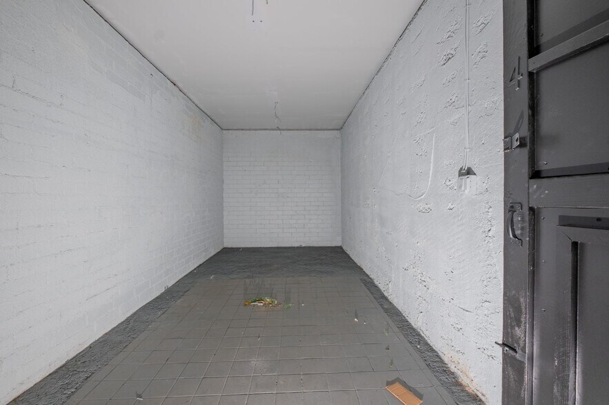 More Photos Of 16955 Sherman Way, Van Nuys Freestanding For Lease