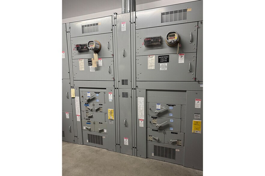 More Photos Of 330 S Alameda St, Los Angeles Light Manufacturing For Lease