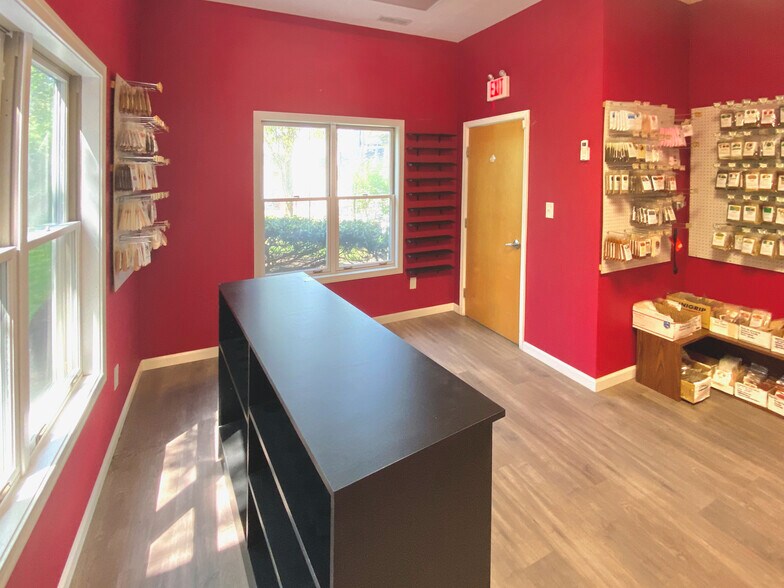 More Photos Of 7207 Chagrin Rd, Chagrin Falls Showroom For Sale