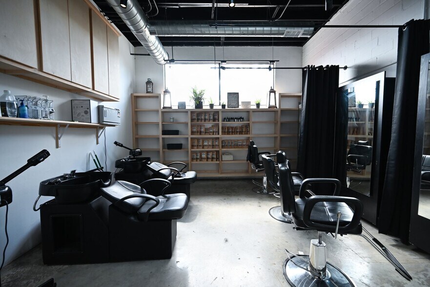 More Photos Of 1919 N Main St, Houston Storefront Retail Office For Lease