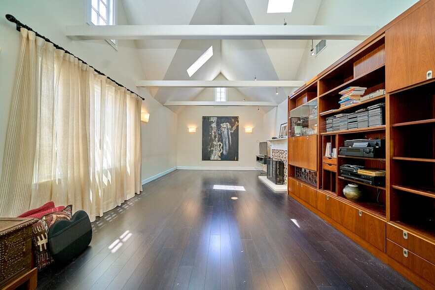 More Photos Of 1321-1325 Abbot Kinney Blvd, Venice Freestanding For Sale