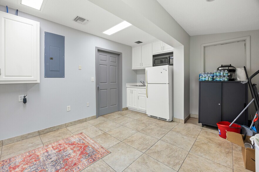 More Photos Of 2200 S Bay St, Eustis Office For Sale