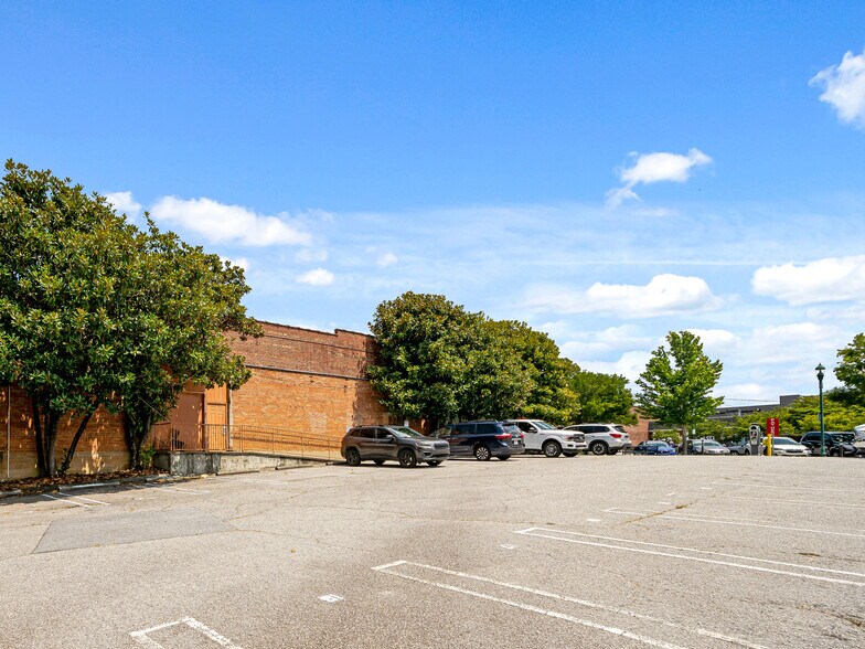 More Photos Of 125 S Main St, Hendersonville Storefront For Sale