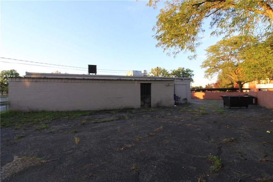 More Photos Of 3115 W 13 Mile Rd, Royal Oak Freestanding For Sale