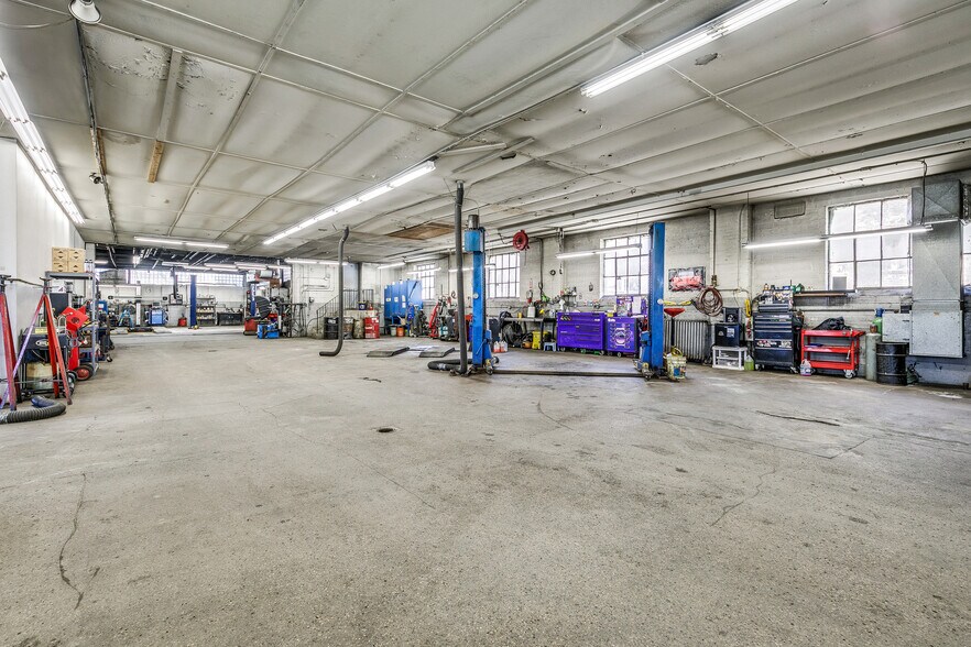 More Photos Of 3610 Lyndale Ave S, Minneapolis Auto Repair For Sale