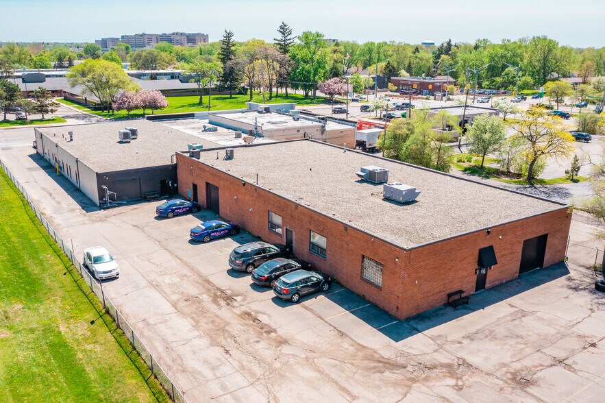 More Photos Of 31119 Greenfield Rd, Beverly Hills Warehouse For Lease