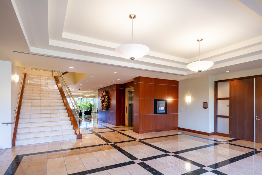 More Photos Of 5701 W Talavi Blvd, Glendale Office For Lease