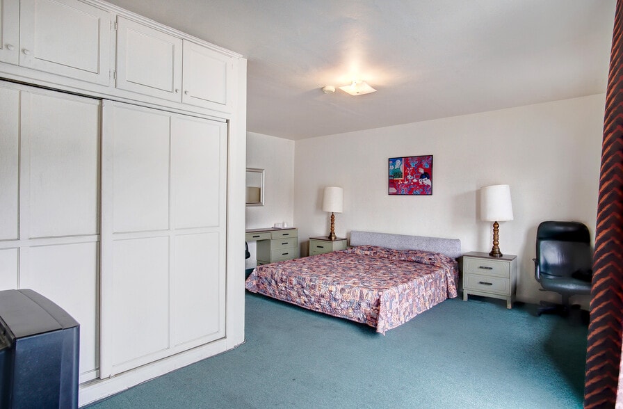 More Photos Of 5251 Hollywood Blvd, Los Angeles Hotel For Sale