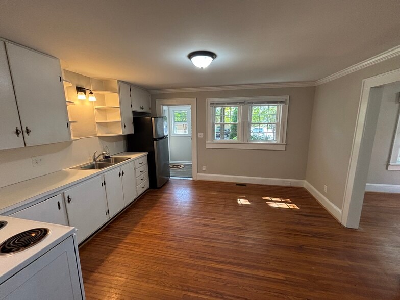 More Photos Of 827 Cox Rd, Gastonia Office For Lease