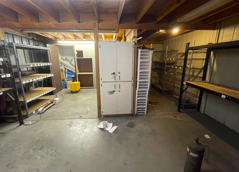 More Photos Of 2317-2319 Griffin Rd, Leesburg Warehouse For Lease