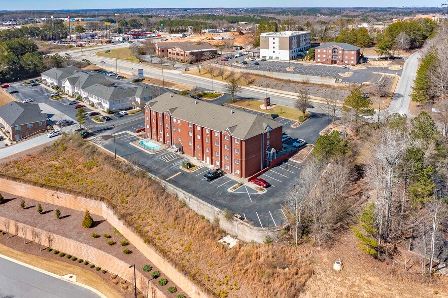 More Photos Of 195 Country Club Dr, Stockbridge Hotel For Sale