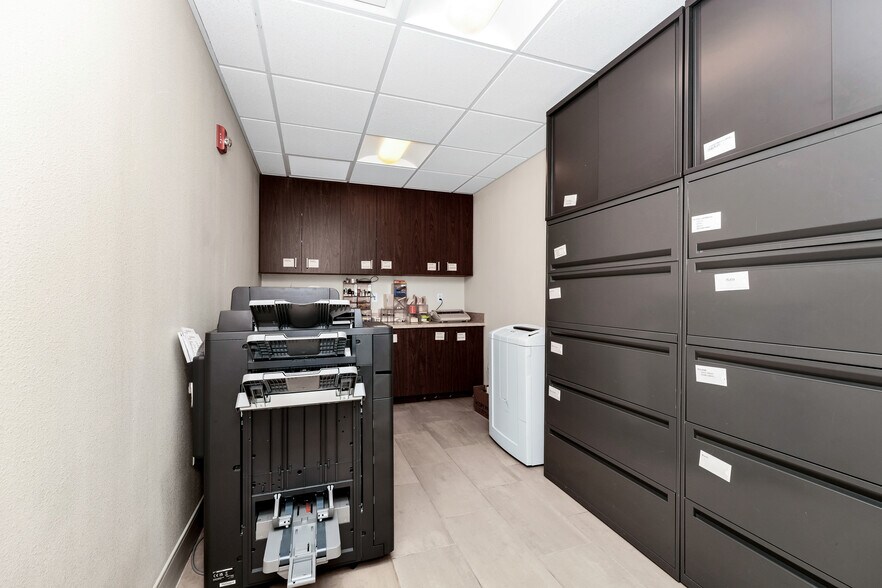 More Photos Of 1601 W Colonial Dr, Orlando Office For Lease