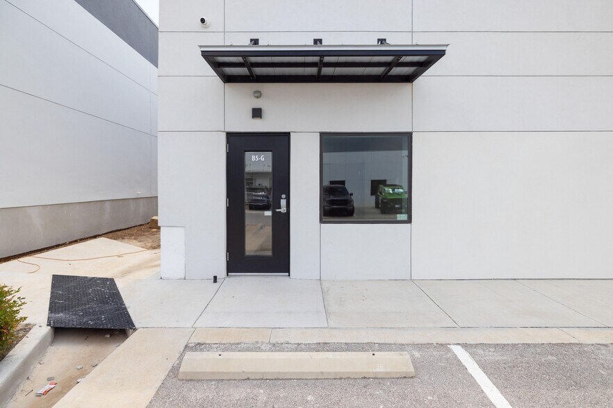 More Photos Of 2020 N Bell Blvd, Cedar Park Unknown For Lease