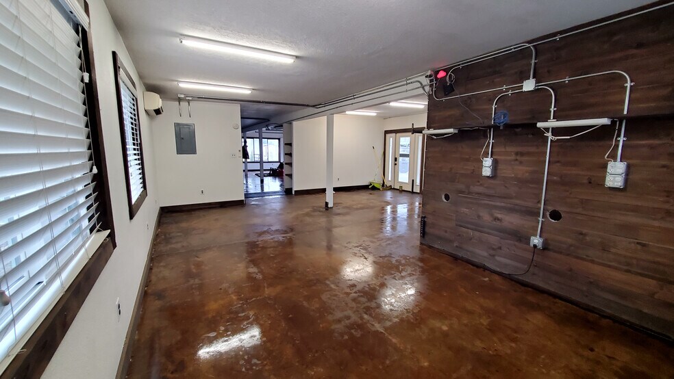 More Photos Of 21028 Highway 99E NE, Aurora Storefront Retail Office For Sale