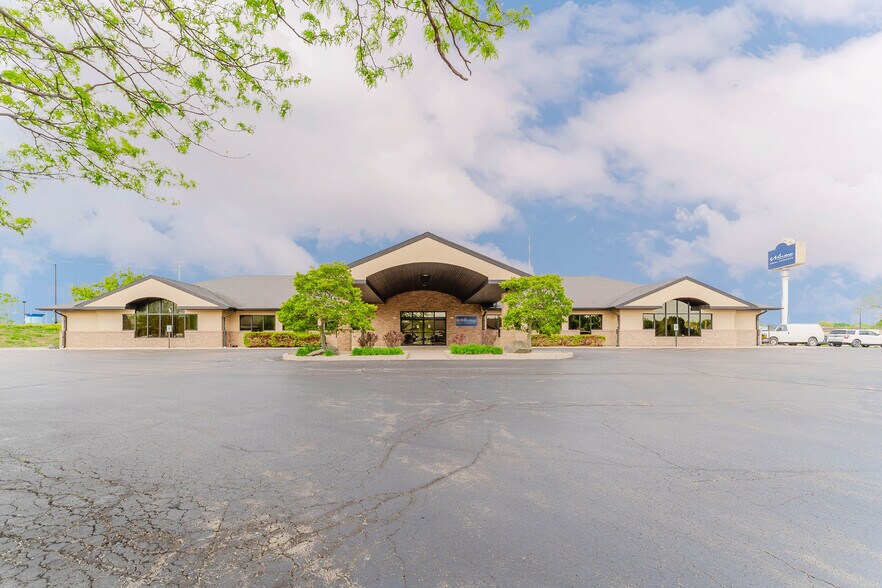 More Photos Of 1875 West Pointe Dr, Oshkosh Medical For Sale