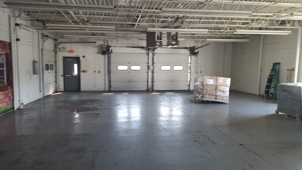 More Photos Of 179 Cross Rd, Waterford Service For Lease