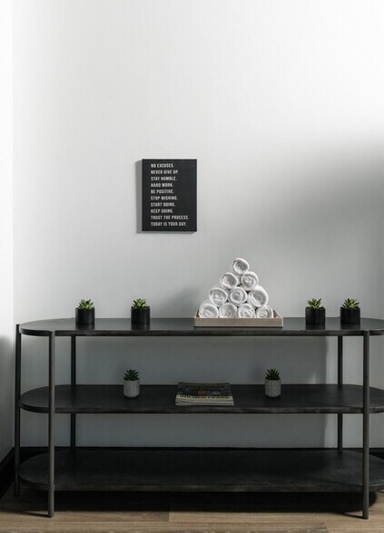 More Photos Of 527-537 State St, Santa Barbara Hotel For Lease