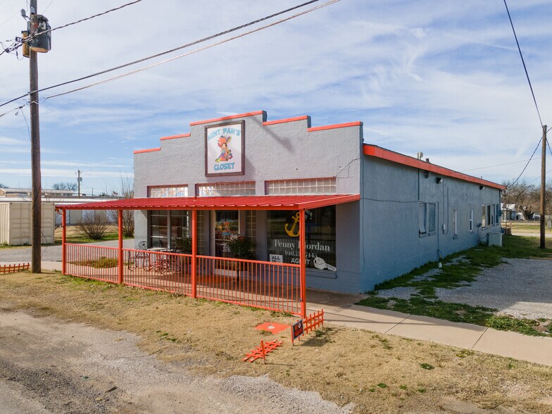 More Photos Of 315 N Bridge St, Henrietta Storefront For Sale