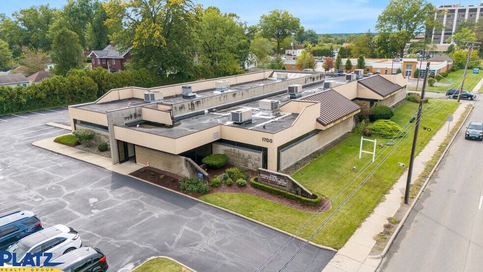 More Photos Of 1700 E Market St NE, Warren Medical For Lease