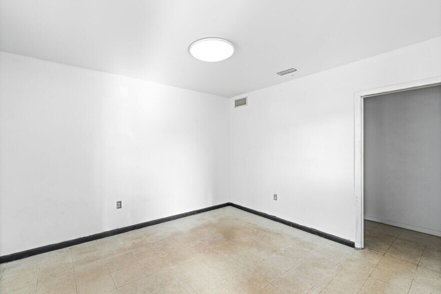 More Photos Of 272-280 SW 33rd St, Fort Lauderdale Showroom For Lease