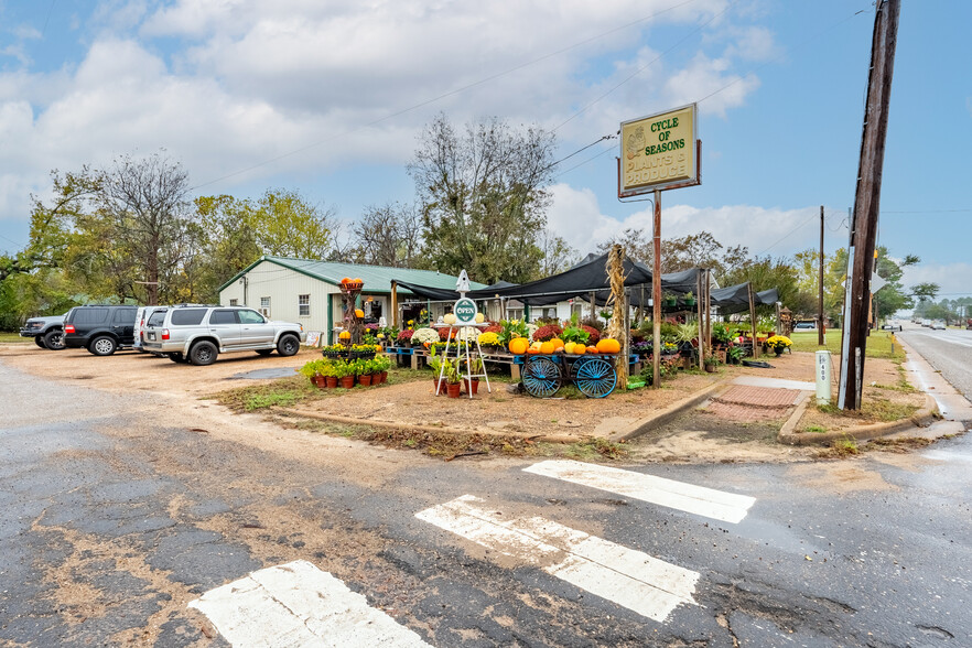 Primary Photo Of 400 N Main St, Lindale Storefront For Sale