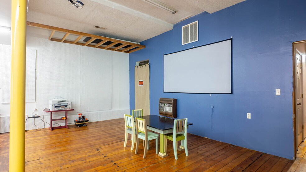 More Photos Of 385 Main St, Mammoth Spring General Retail For Sale