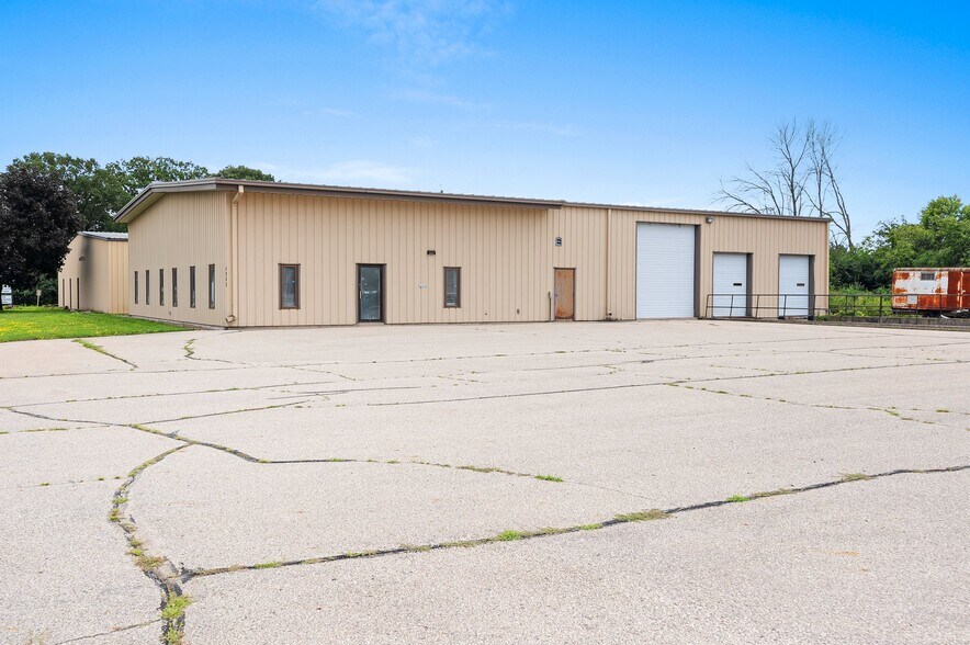 Primary Photo Of 1373 Kimberly Dr, Neenah Flex For Sale