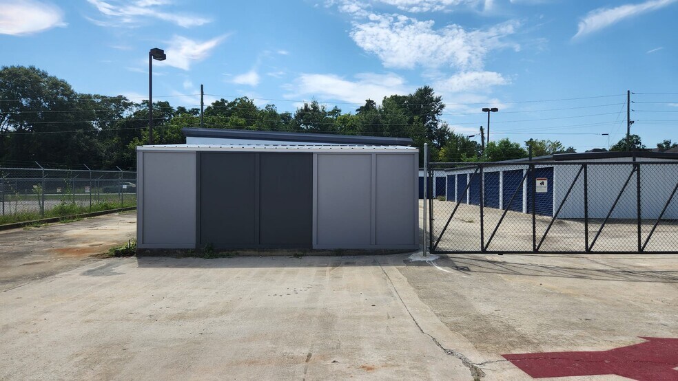 More Photos Of 2307 Watson Blvd, Warner Robins Self Storage For Sale