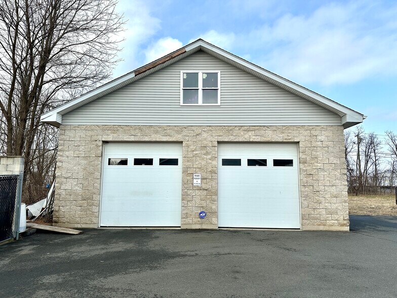 More Photos Of 590 Spring St, Windsor Locks Auto Repair For Sale