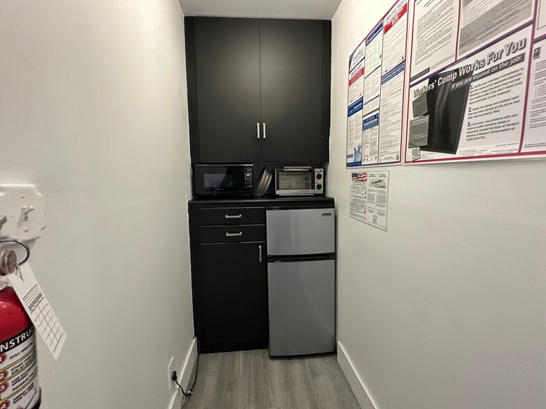 More Photos Of 2116 N Dixie Hwy, Hollywood Flex For Lease