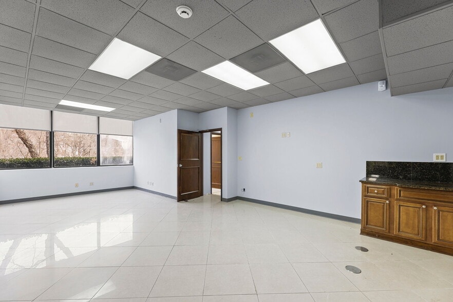 More Photos Of 4800 Lamar Ave, Mission Office For Lease
