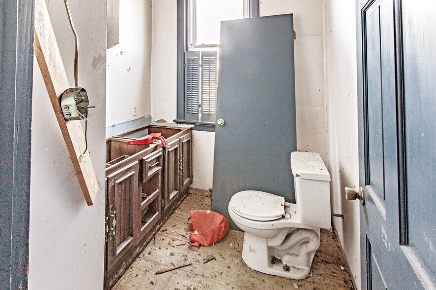 More Photos Of 16 S Maryland Ave, Wilmington General Retail For Sale