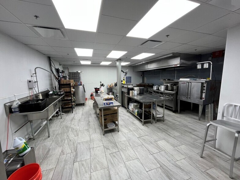 More Photos Of 1102 Delano St, Houston Storefront For Lease