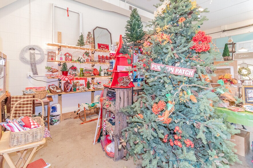 More Photos Of 185 E State St, Iola Storefront For Sale