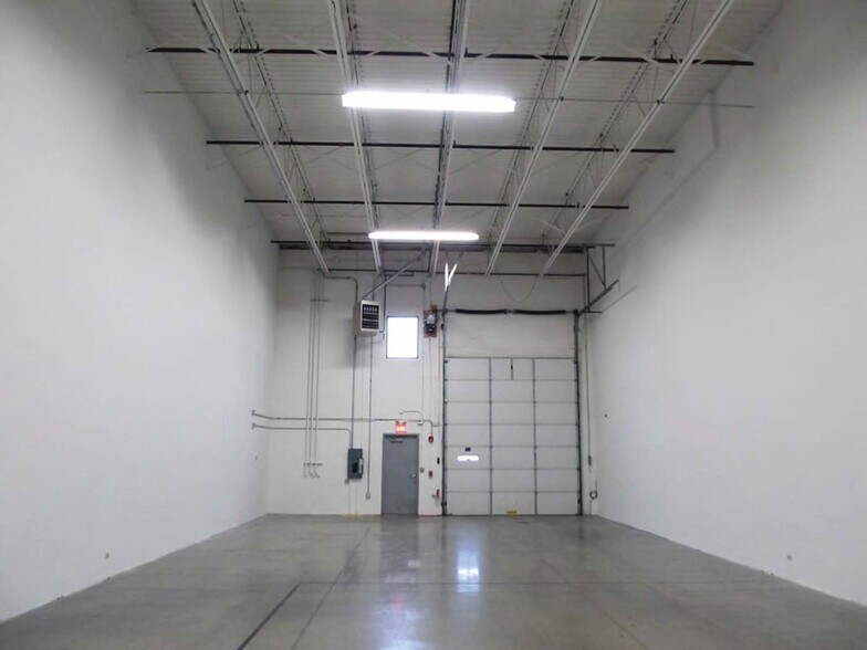 More Photos Of 720 N 17th St, St Charles Flex For Lease