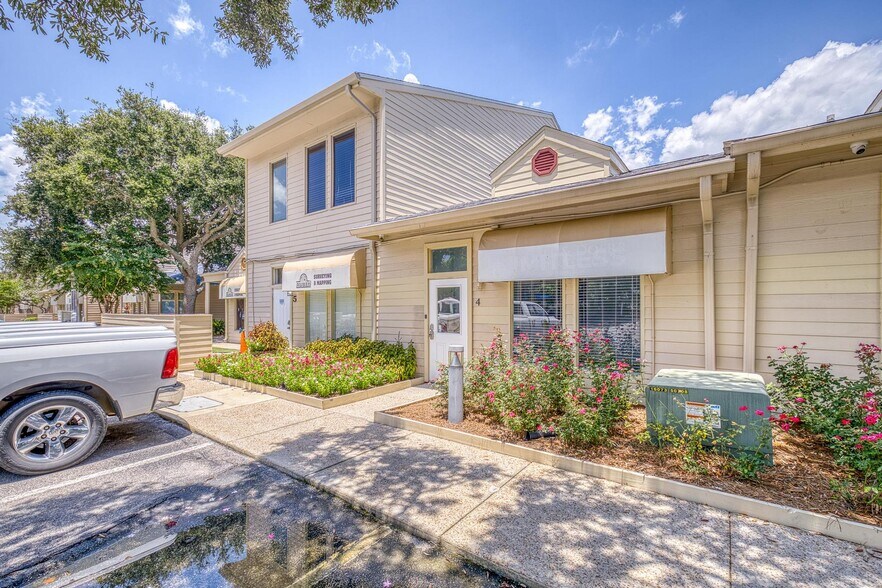 More Photos Of 913 Gulf Breeze Pky, Gulf Breeze Storefront Retail Office For Sale