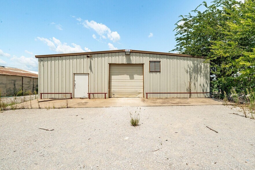 More Photos Of 1208 E Washington St, Stephenville Industrial For Sale