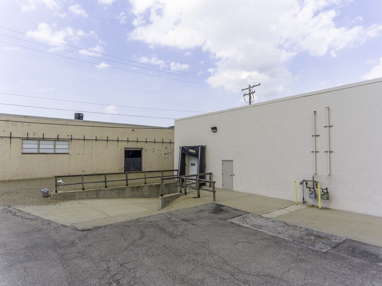 More Photos Of 210 Hayes Dr, Brooklyn Heights Manufacturing For Lease