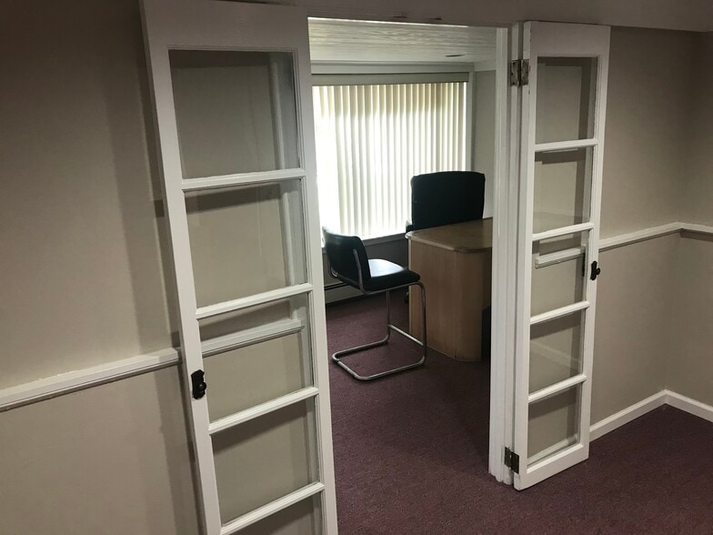 More Photos Of 1008 W Jericho Tpke, Smithtown Office For Lease