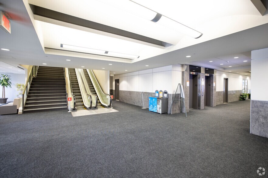 More Photos Of 3131 Boul Saint-Martin O, Laval Office For Lease