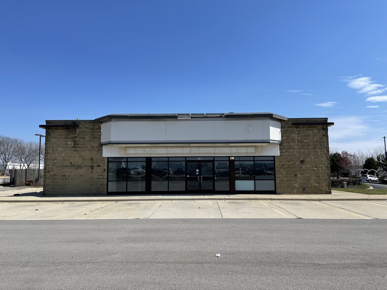 Primary Photo Of 679 Weber Rd, Romeoville Service Station For Lease