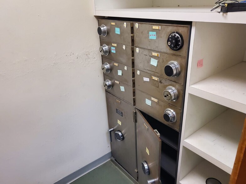 More Photos Of 1750 NE 8th St, Homestead Bank For Sale