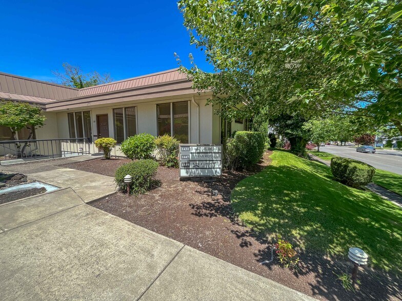 More Photos Of 1431-1449 Liberty St, Salem Office For Lease