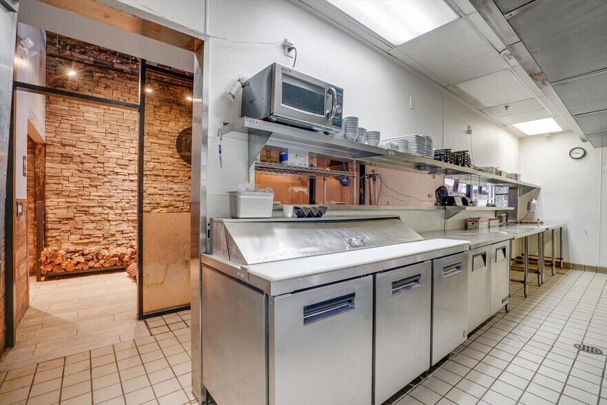 More Photos Of 152 S Brand Blvd, Glendale General Retail For Lease