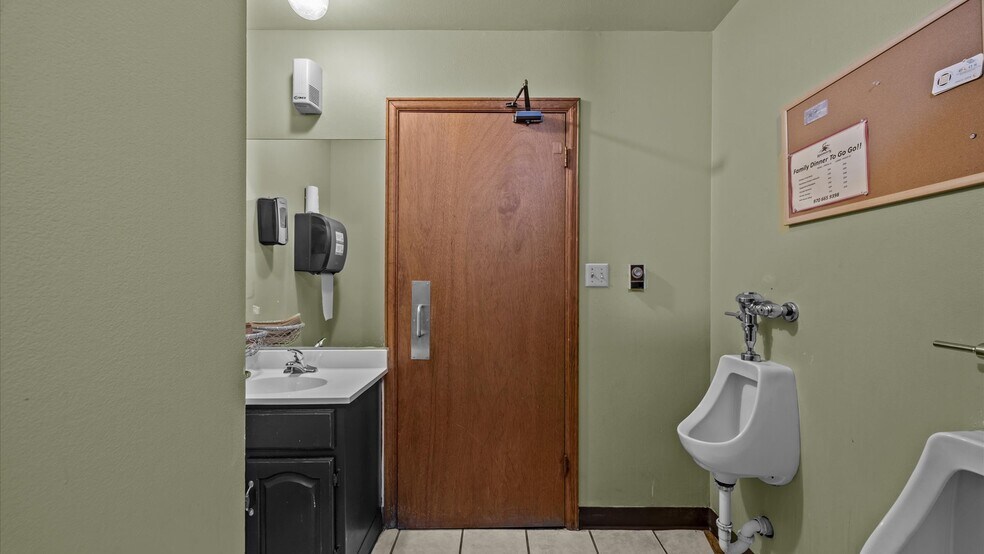 More Photos Of 412 Park Ave, Rifle Restaurant For Sale