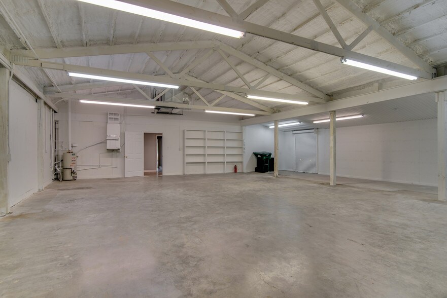 More Photos Of 100 Mooreland Dr, Springfield Warehouse For Lease