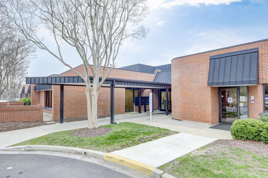 More Photos Of 10 Enterprise Blvd, Greenville Medical For Lease