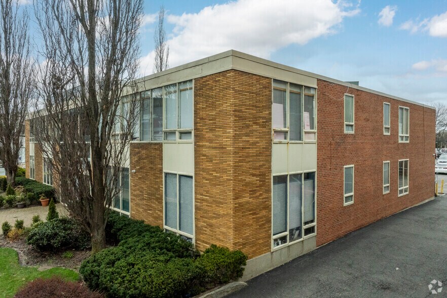 More Photos Of 220 Old Country Rd, Mineola Office For Lease