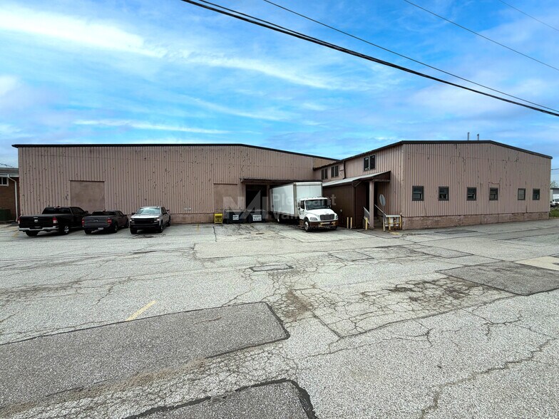 Primary Photo Of 26555 Richmond Rd, Bedford Warehouse For Lease